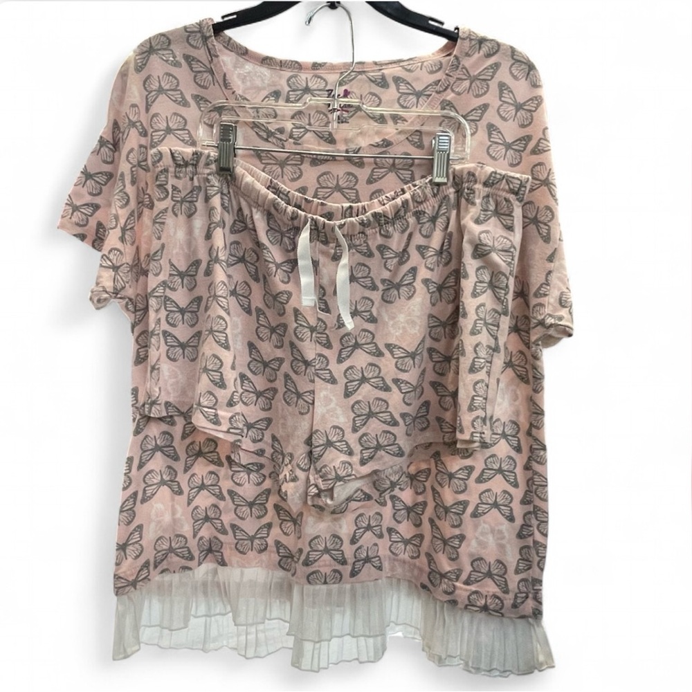 Chic Butterfly Print Blouse in Soft Pink